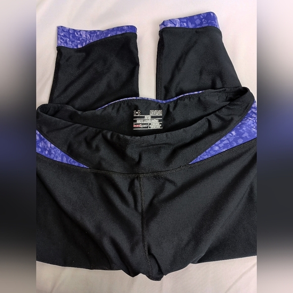 2/$30 Under Armour Black and Purple Fitted Leggings (#417) - Picture 1 of 4